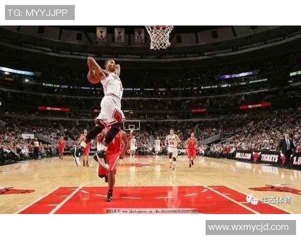 罗斯在对阵热火的比赛中上演三记精彩扣篮引爆全场